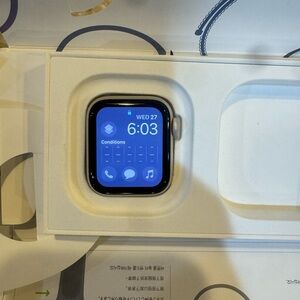 Apple Smartwatch SE 40 mm Starlight with Band